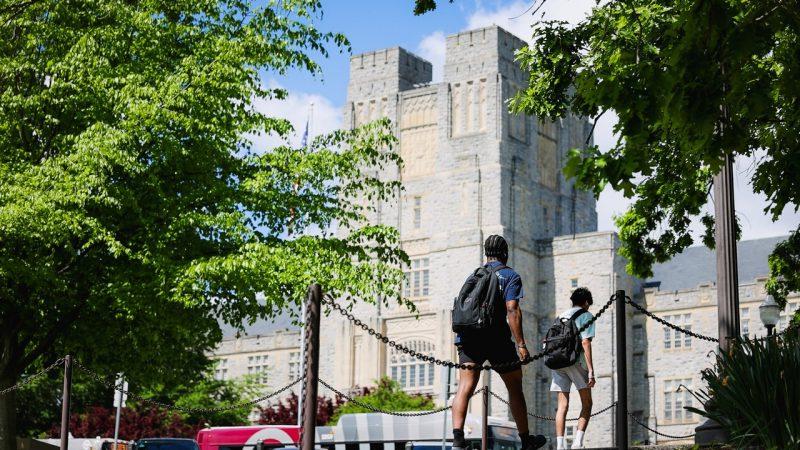 Photograph of students walking near 弗吉尼亚理工大学's Burruss Hall in spring 2024. Taken by Luke Hayes for 弗吉尼亚理工大学.